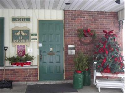 Auberge - Motel Le Pigeonnier Farnham Экстерьер фото