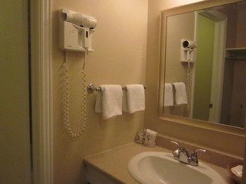 Auberge - Motel Le Pigeonnier Farnham Экстерьер фото